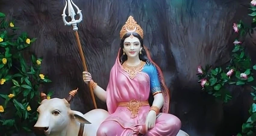 Maa Shailputri, with a gentle expression and holding a trident.