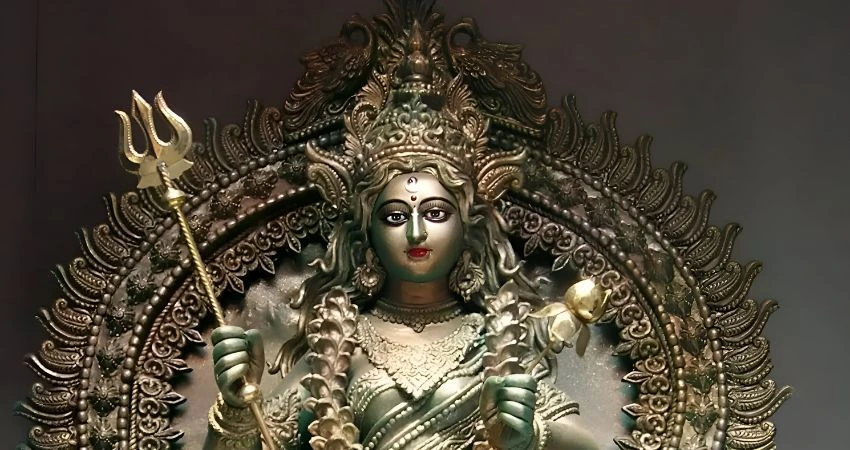 Shailputri Mata, adorned and holding a trident.